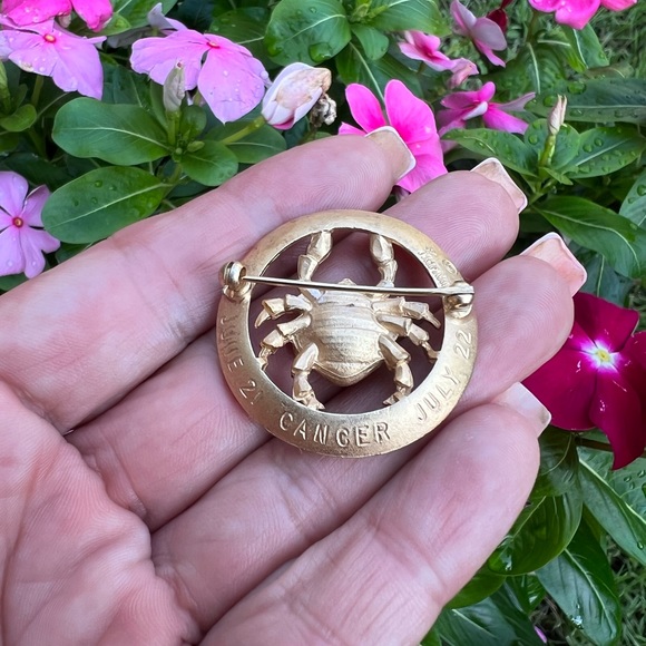 Vintage Crown Trifari 1969 Cancer Zodiac Brooch Gold-tone Astrology Crab - Picture 5 of 17